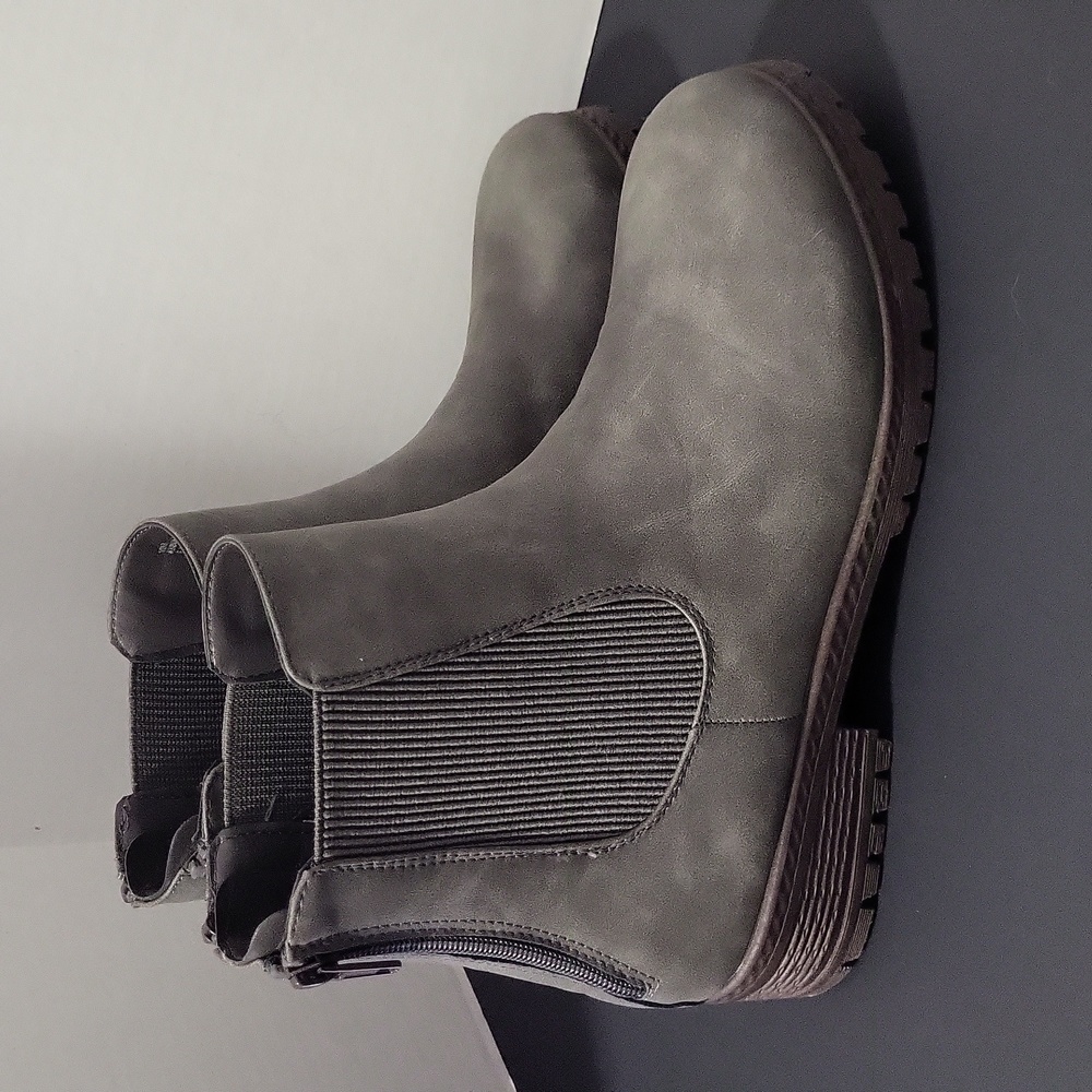 Maurices  Women’s size 10 gray/greenish ankle boots  new